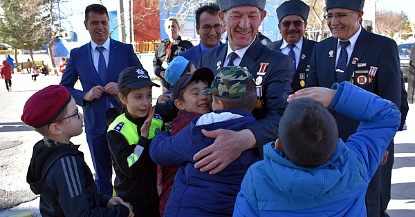 Minik öğrenciler gazileri böyle karşıladı