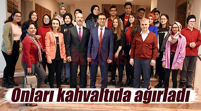 Onları kahvaltıda ağırladı