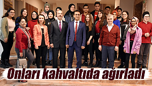 Onları kahvaltıda ağırladı
