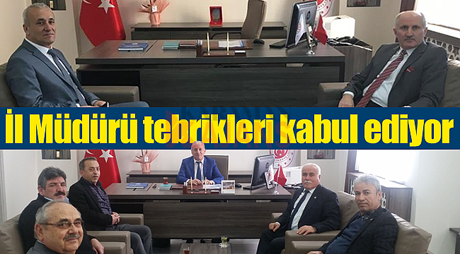 İl müdürü tebrikleri kabul ediyor