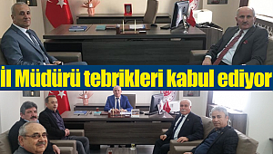 İl müdürü tebrikleri kabul ediyor