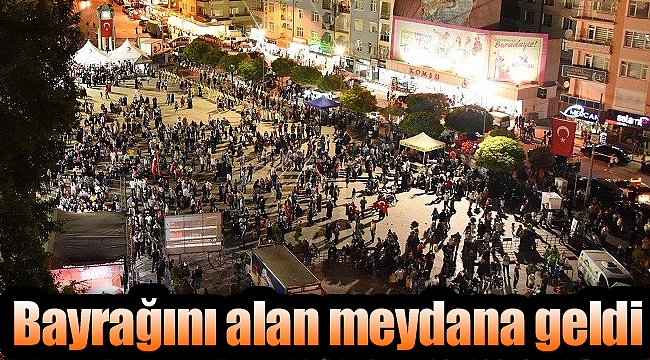 Türk bayrağını alan meydana koştu