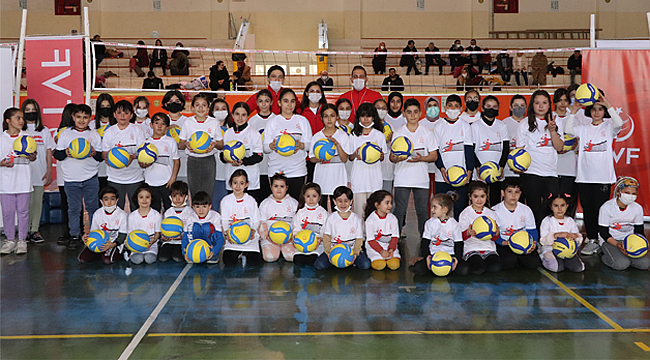 Karaman'da fabrika voleybol açıldı