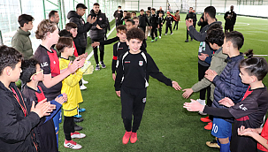 Minik futbolcular fair play dersi verdi