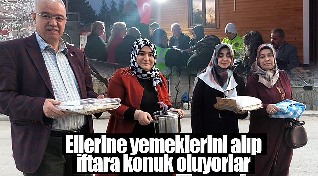 Ellerine yemeklerini alıp iftara konuk oluyorlar