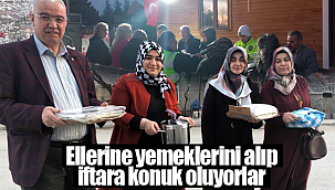 Ellerine yemeklerini alıp iftara konuk oluyorlar