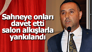 Sahneye onları davet etti salon alkışlarla yankılandı