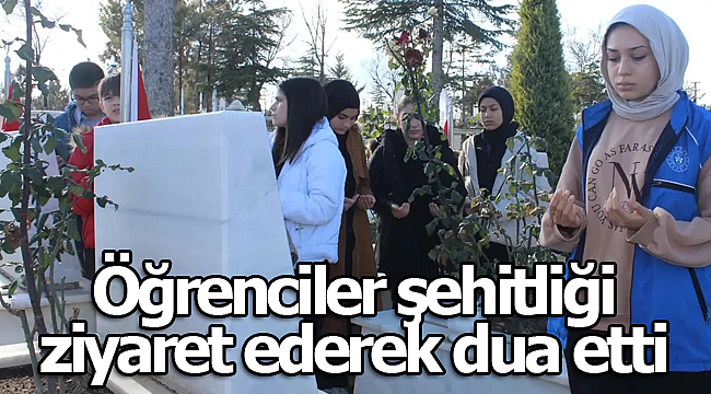 Öğrenciler şehitliği ziyaret ederek dua etti