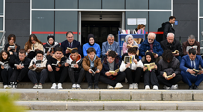 Öğrenciler Rektörle kitap okudu