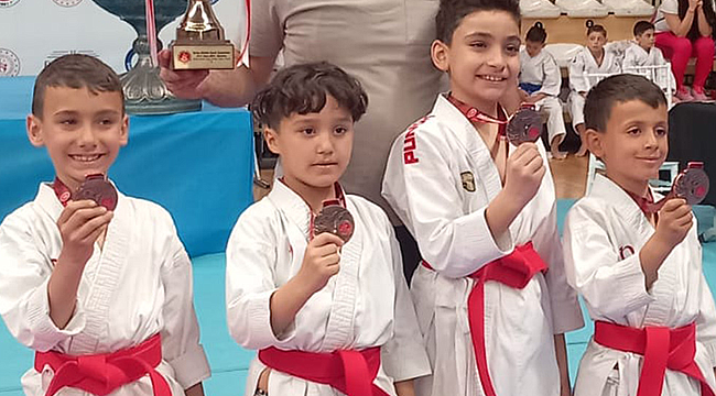 Karaman karate takımından bronz madalya