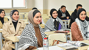 Gavgalı Filistinli öğrencileri ziyaret etti